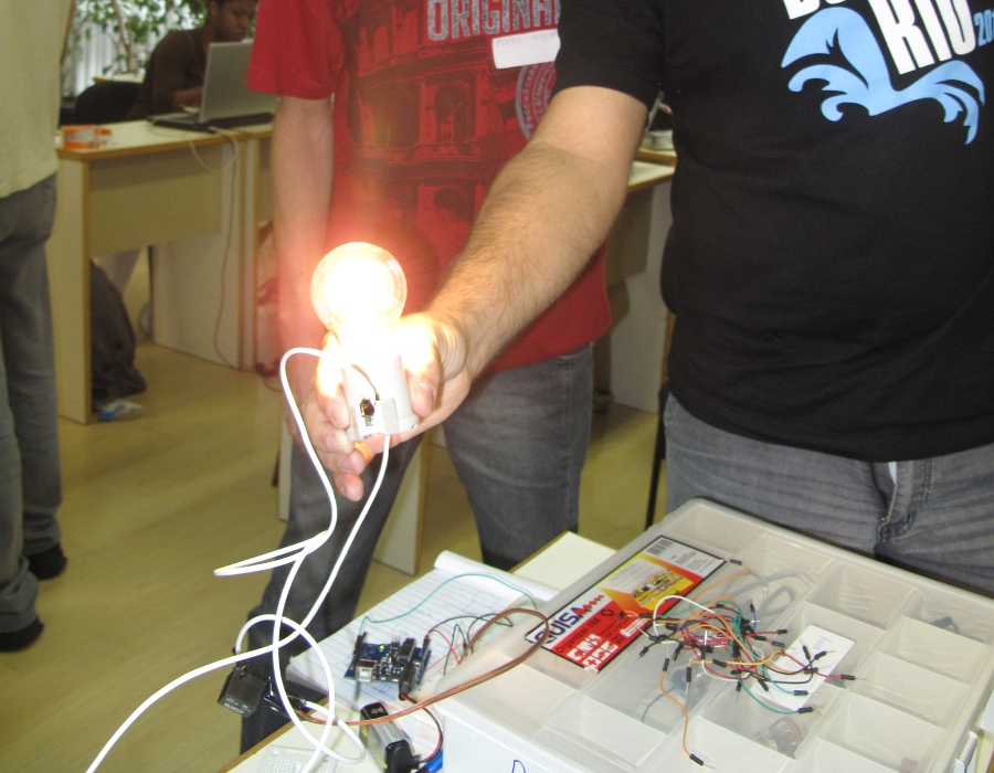 Lâmpada AC controlada
        pelo Arduino - experimento desenvolvido por alunos do Curso de Arduino